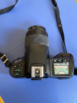 Nikon F70 con objetivo
