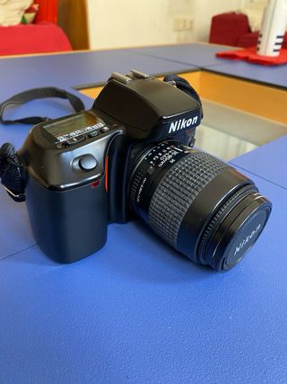 Nikon F70 con objetivo