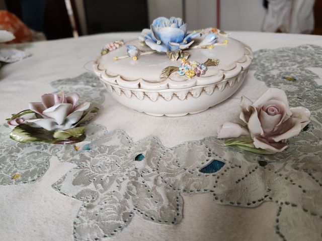 Portagioie e fiori in porcellana