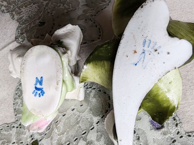 Portagioie e fiori in porcellana