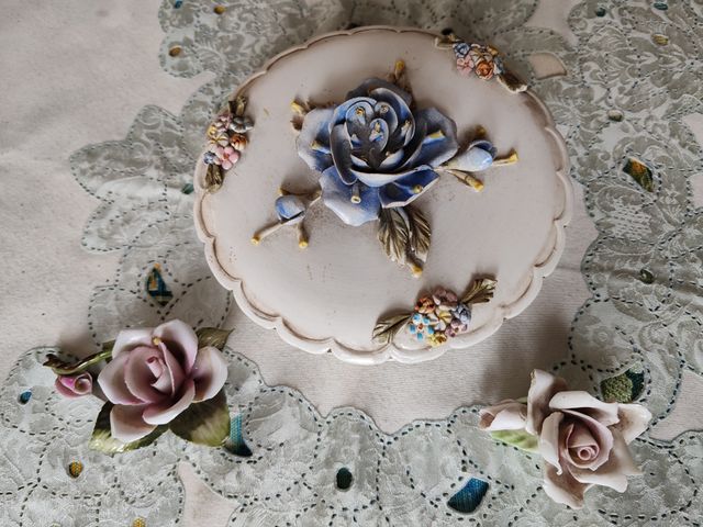 Portagioie e fiori in porcellana