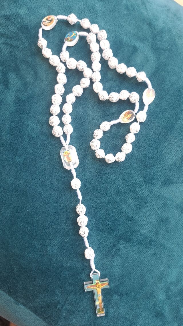 Rosario blanco de rosas 