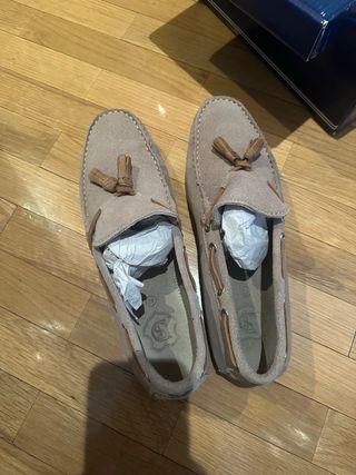 Mocasines ante hombre