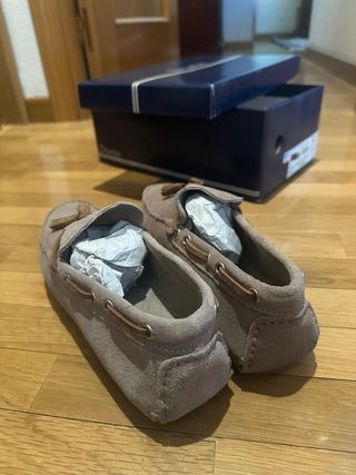 Mocasines ante hombre