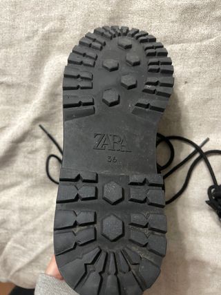 botín tipo militar Zara