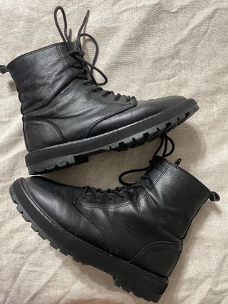 botín tipo militar Zara