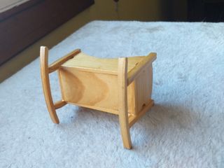 Cuna mecedora "casa de muñecas"