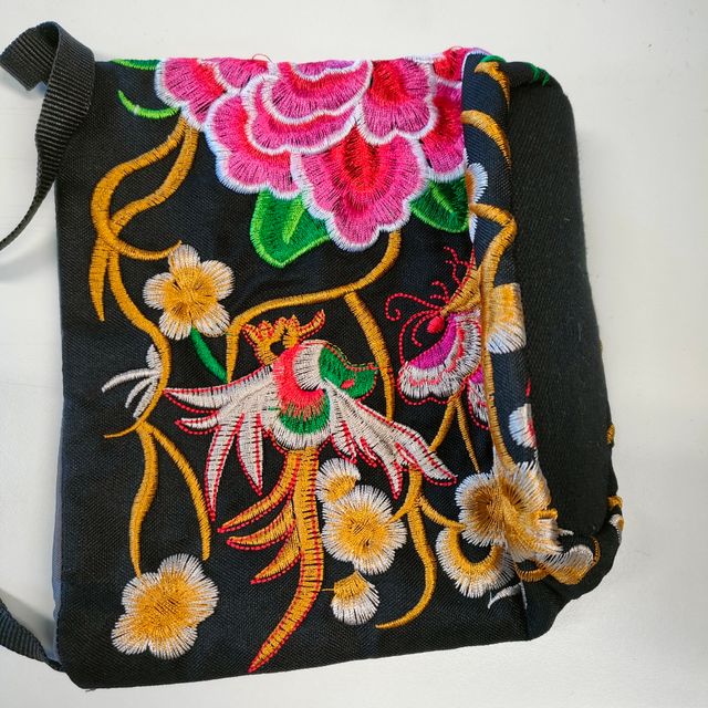 Borsa a tracolla ricamata