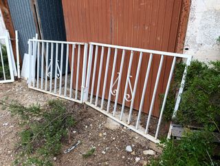 Puerta dos hojas metalicas de barrotes blanco