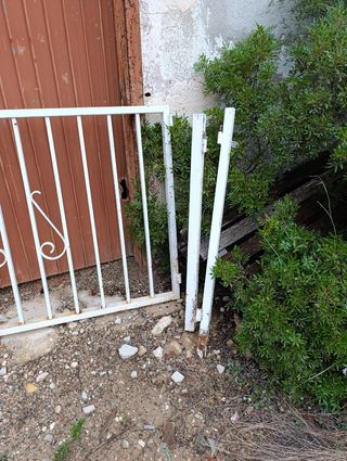 Puerta dos hojas metalicas de barrotes blanco