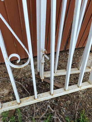 Puerta dos hojas metalicas de barrotes blanco