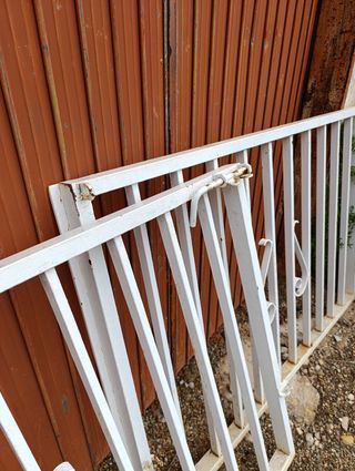 Puerta dos hojas metalicas de barrotes blanco