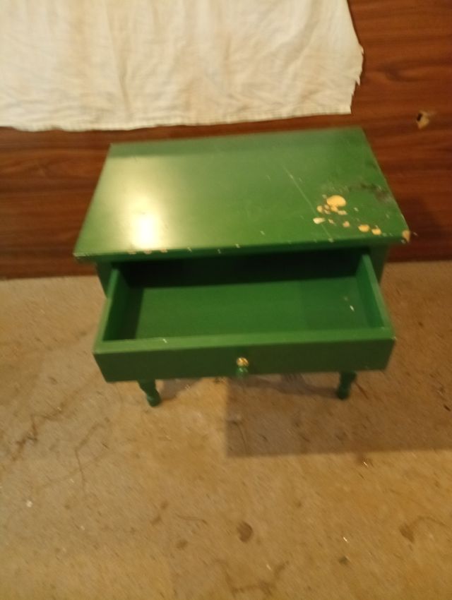 Mesita de noche antigua