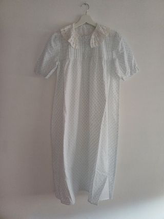 Camisón de plumetti con cuello ganchillo