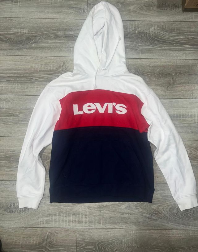 Sudadera levis con capucha