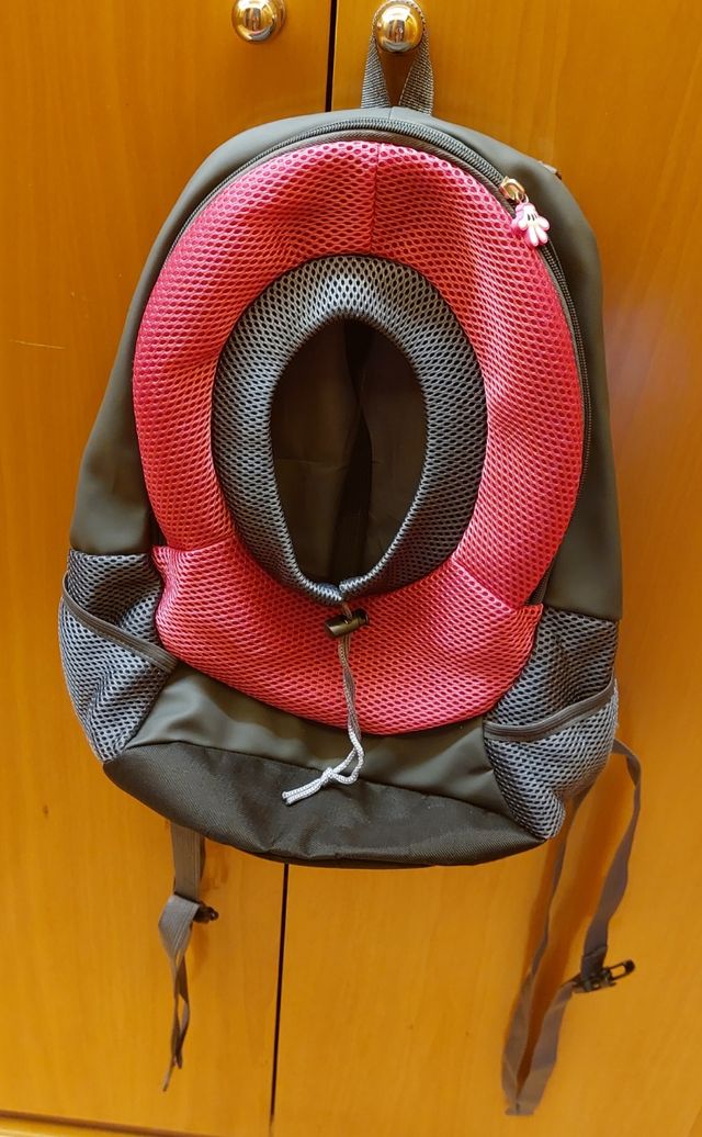 Mochila portadora de mascotas.