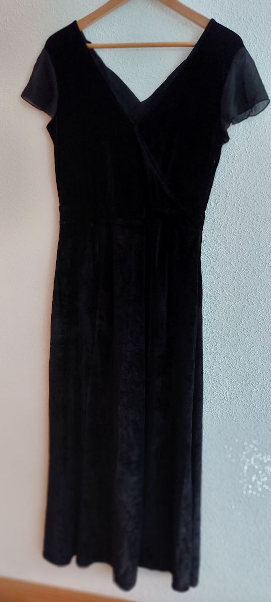 Vestido terciopelo negro largo elegante.