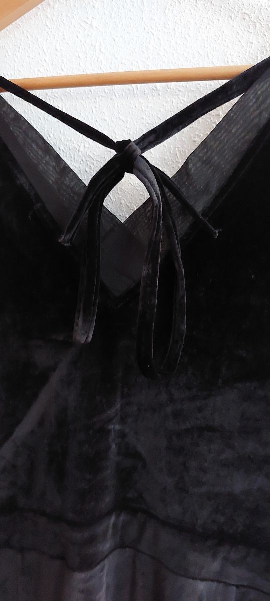 Vestido terciopelo negro largo elegante.