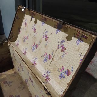 ANTIGUO BAÚL O ARCÓN CON LISTONES TACHONADOS