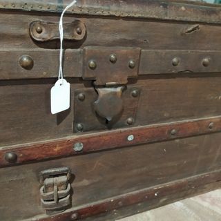 ANTIGUO BAÚL O ARCÓN CON LISTONES TACHONADOS