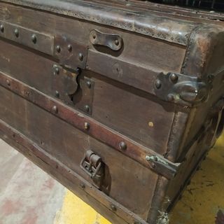 ANTIGUO BAÚL O ARCÓN CON LISTONES TACHONADOS