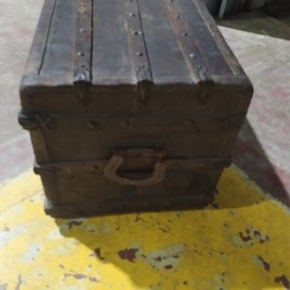 ANTIGUO BAÚL O ARCÓN CON LISTONES TACHONADOS