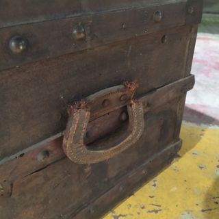 ANTIGUO BAÚL O ARCÓN CON LISTONES TACHONADOS