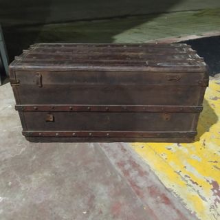 ANTIGUO BAÚL O ARCÓN CON LISTONES TACHONADOS