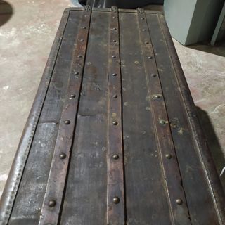 ANTIGUO BAÚL O ARCÓN CON LISTONES TACHONADOS