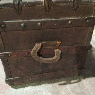 ANTIGUO BAÚL O ARCÓN CON LISTONES TACHONADOS