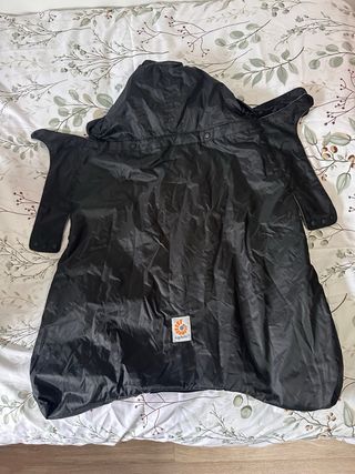 Mochila portabebe y protector impermeable