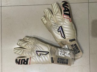 Guantes Rinat usados por Rubén Blanco