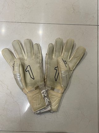 Guantes Rinat usados por Rubén Blanco