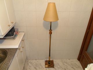 LÁMPARA DE PIE DE BRONCE POR 15 EUROS