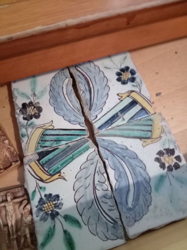 Azulejo antiguo muy gordo