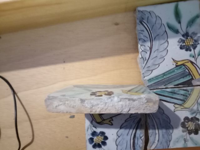 Azulejo antiguo muy gordo