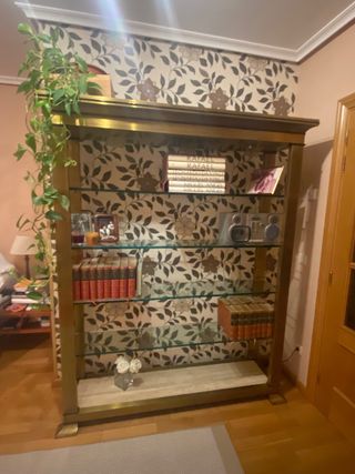 Estanteria dorada de Cristal y marmol