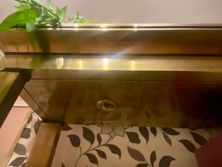 Estanteria dorada de Cristal y marmol