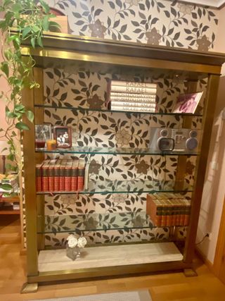 Estanteria dorada de Cristal y marmol