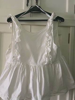 Blusa de tirantes con volantes