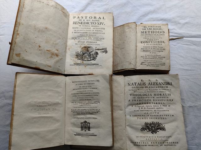 Libros con portadas pergamino religosos