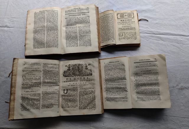 Libros con portadas pergamino religosos