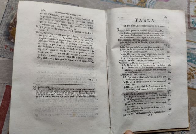 Libros con portadas pergamino religosos