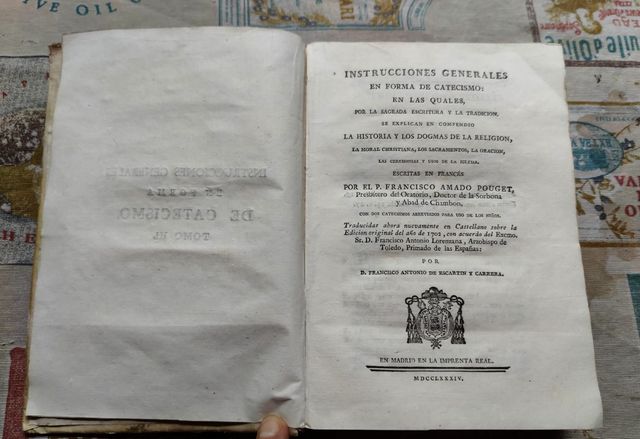 Libros con portadas pergamino religosos