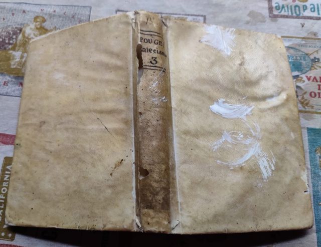 Libros con portadas pergamino religosos