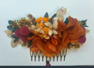 Peinetas y tocados decoradas con flor preservada.