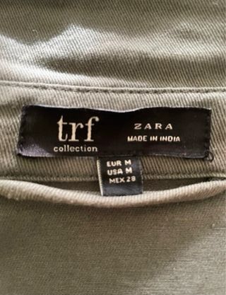 Chaqueta militar con bordados en la espalda