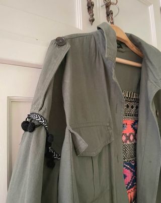 Chaqueta militar con bordados en la espalda