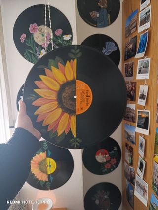 Vinilo pintado a mano con diseño de girasol.