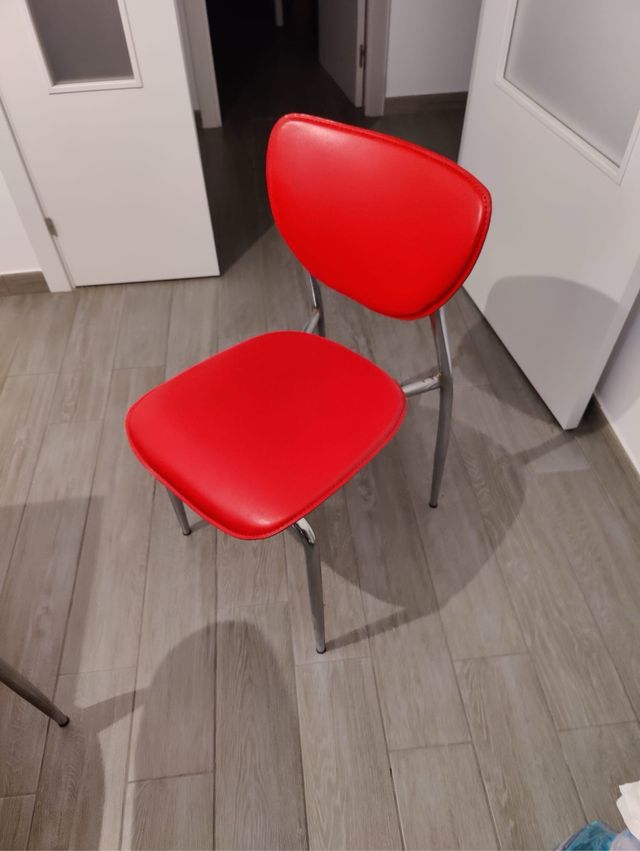 Mesa de cristal roja y sillas